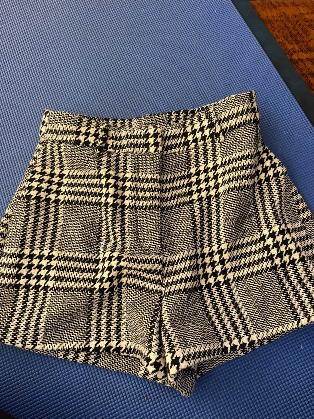 Hnm pleated shorts